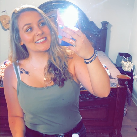 Meet your Posher, Madison - Picture 1 of 2